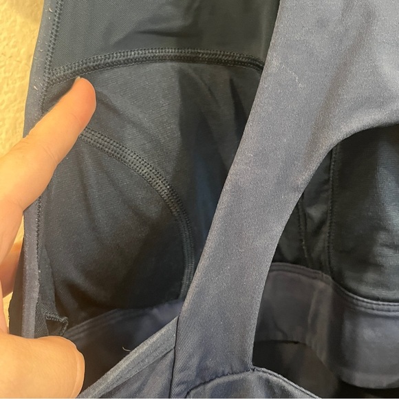 Lululemon Final Lap Tank in navy blue back pocket size 8 built in bra - Picture 8 of 10